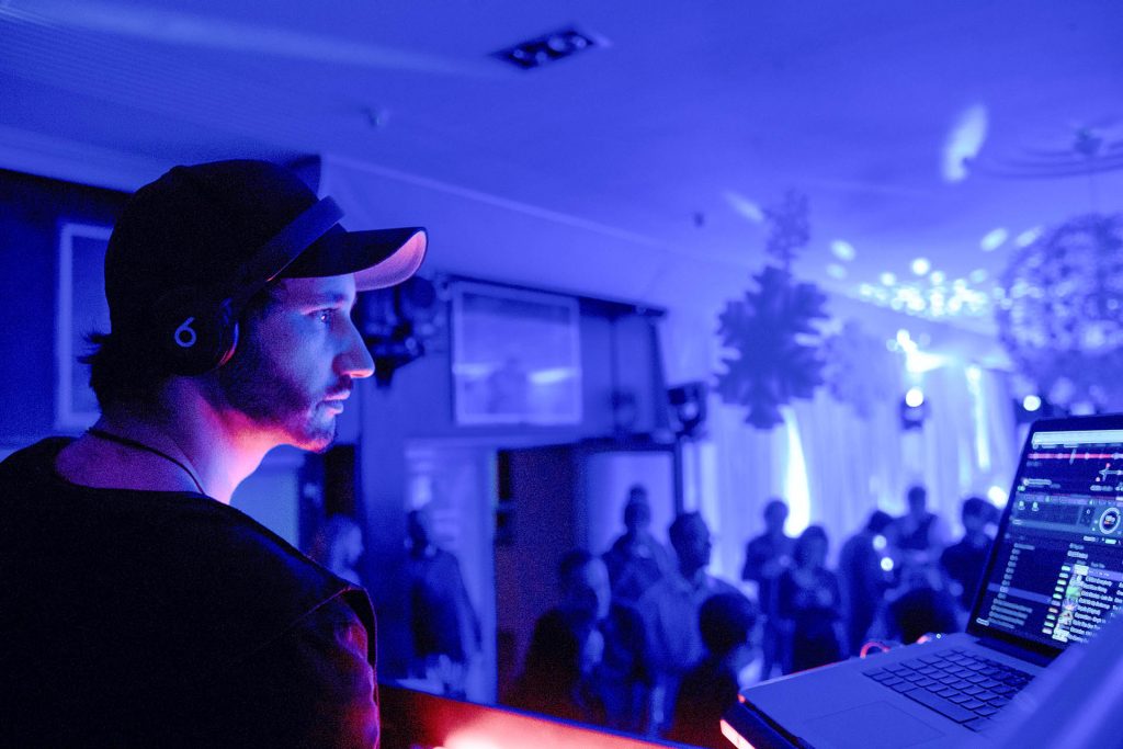 DJ legt zu einer Firmenveranstaltung in München auf