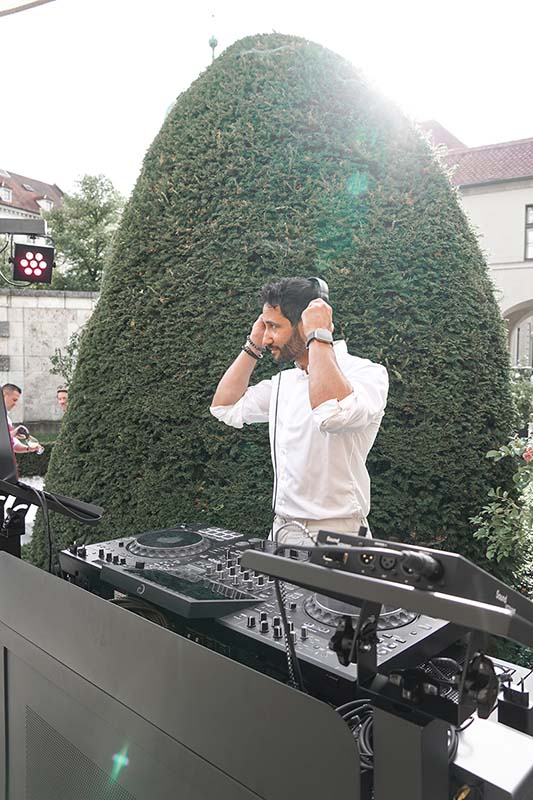 DJ Ian Sky legt auf einem Firmenevent im National Museum am Lehel auf