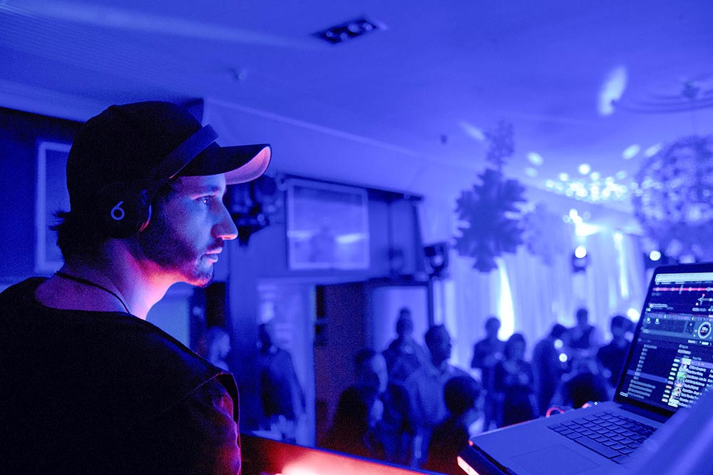 DJ für Firmenfeier in München auf voller Tanzfläche im Haus der Kunst