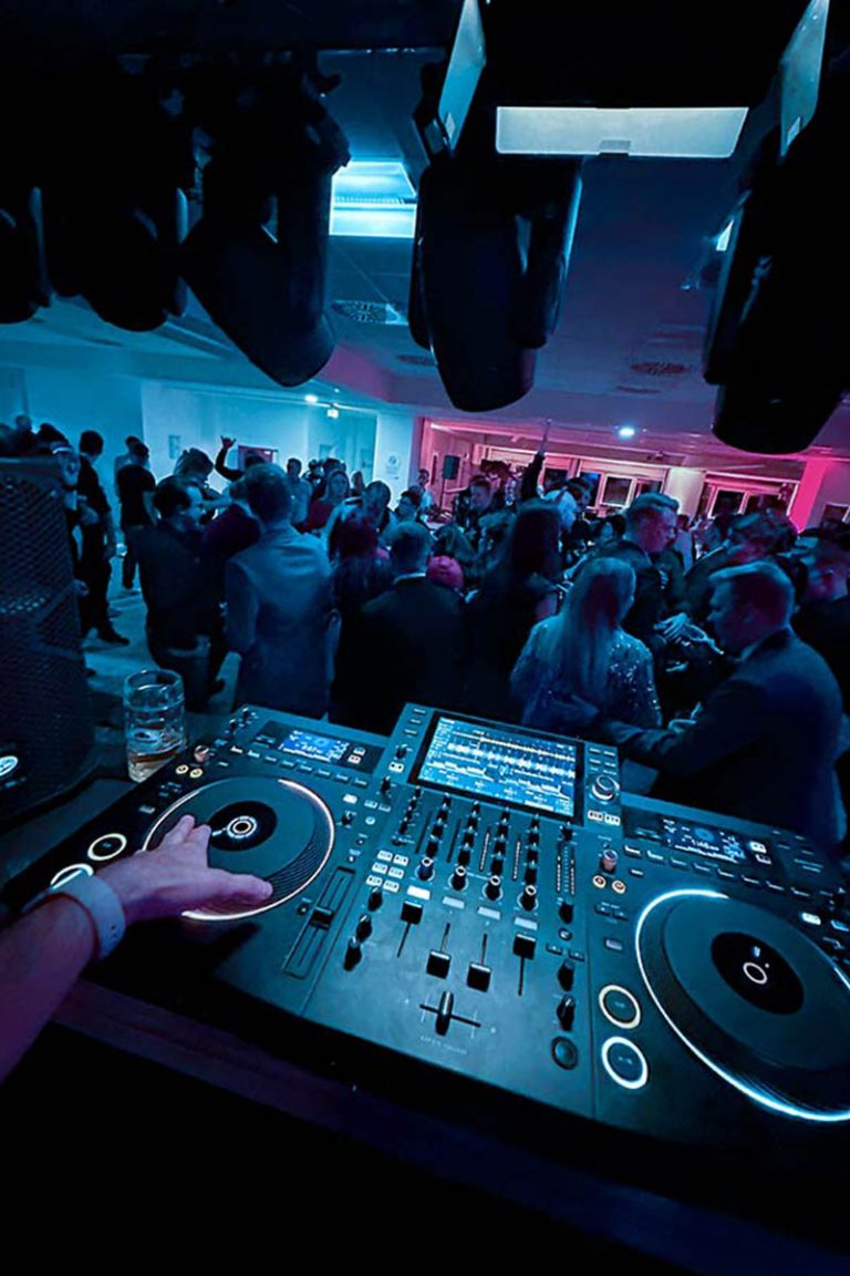 Professioneller DJ legt in München zu einem Corporate Firmenevent auf. Die Stimmung auf der Tanzfläche ist extrem gut